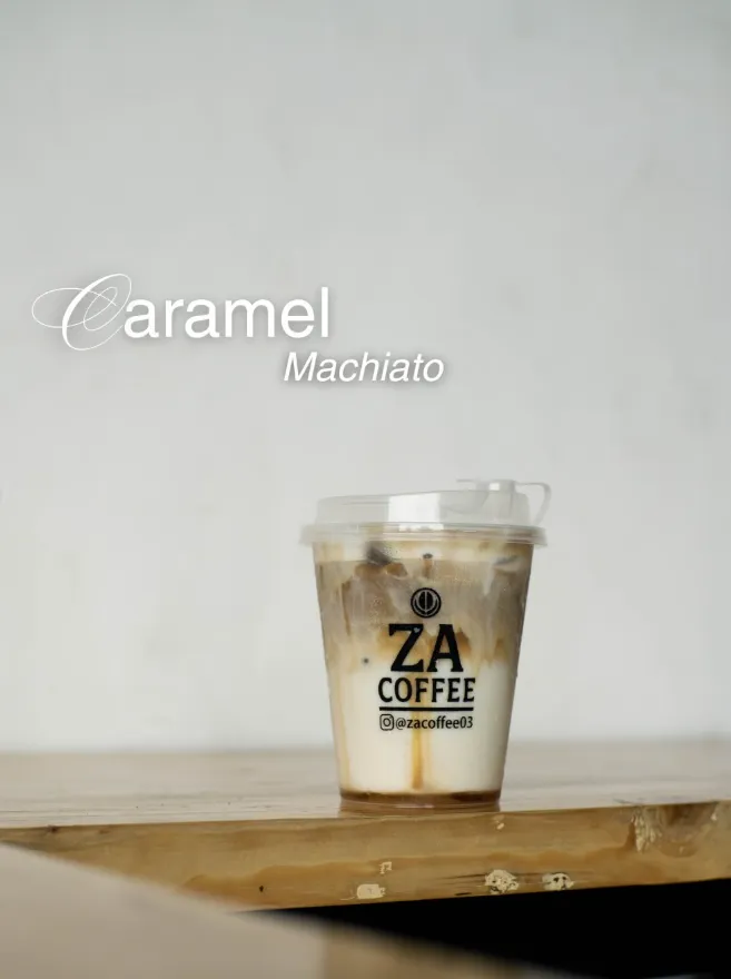 Segelas Caramel Machiato ZA Coffee di latar putih bersih